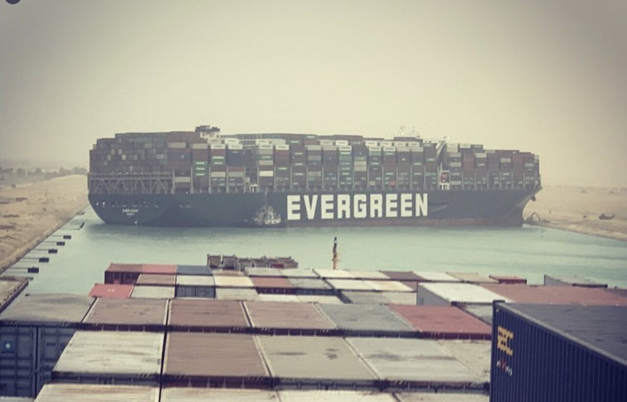 Un cargo taiwanais bloque le canal de Suez