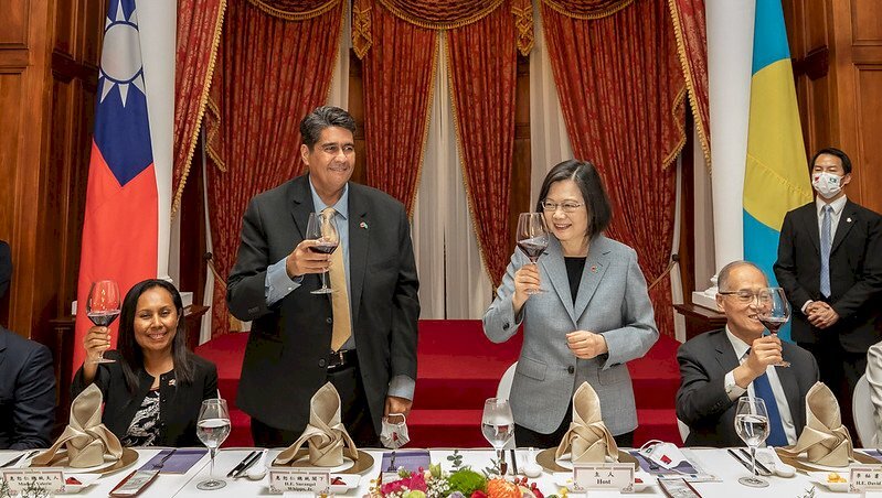 Tsai Ing-wen donne une réception pour le président paluan et l’ambassadeur américain aux Palaos