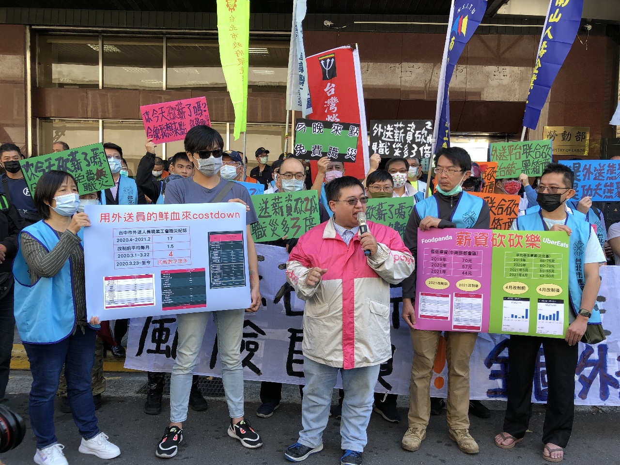 Les livreurs se plaignent de la baisse de leurs salaires et créent un syndicat