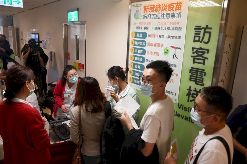 Premières injections payantes du vaccin contre le Covid-19 à Taïwan