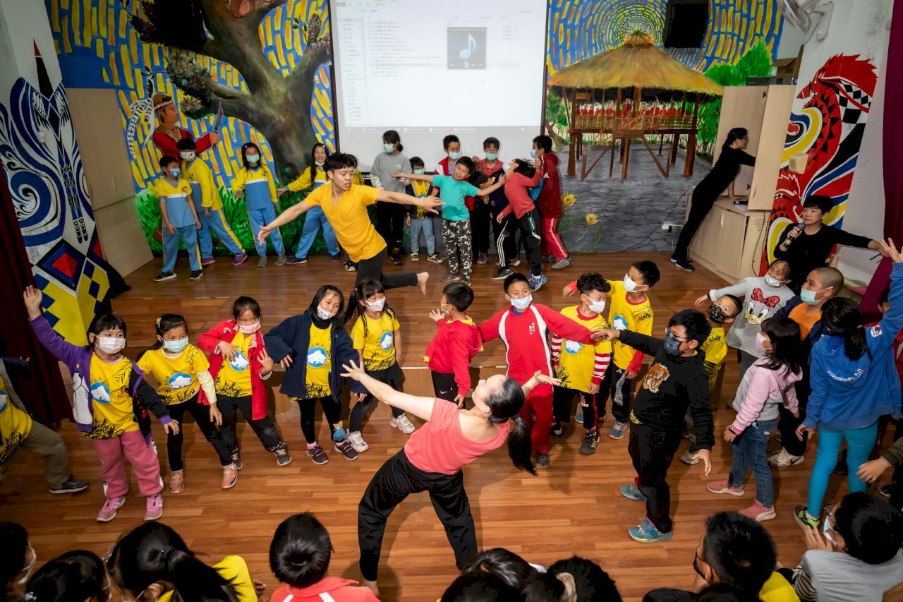 La compagnie de danse Cloud Gate a lancé le Projet Pissenlit, un programme éducatif de danse ciblant les écoles primaires des zones les plus reculées de Taiwan (Images : aimable crédit de Cloud Gate / RTI)