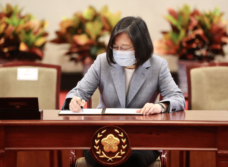 Tsai Ing-wen ratifie la loi sur l’assurance contre les accidents du travail