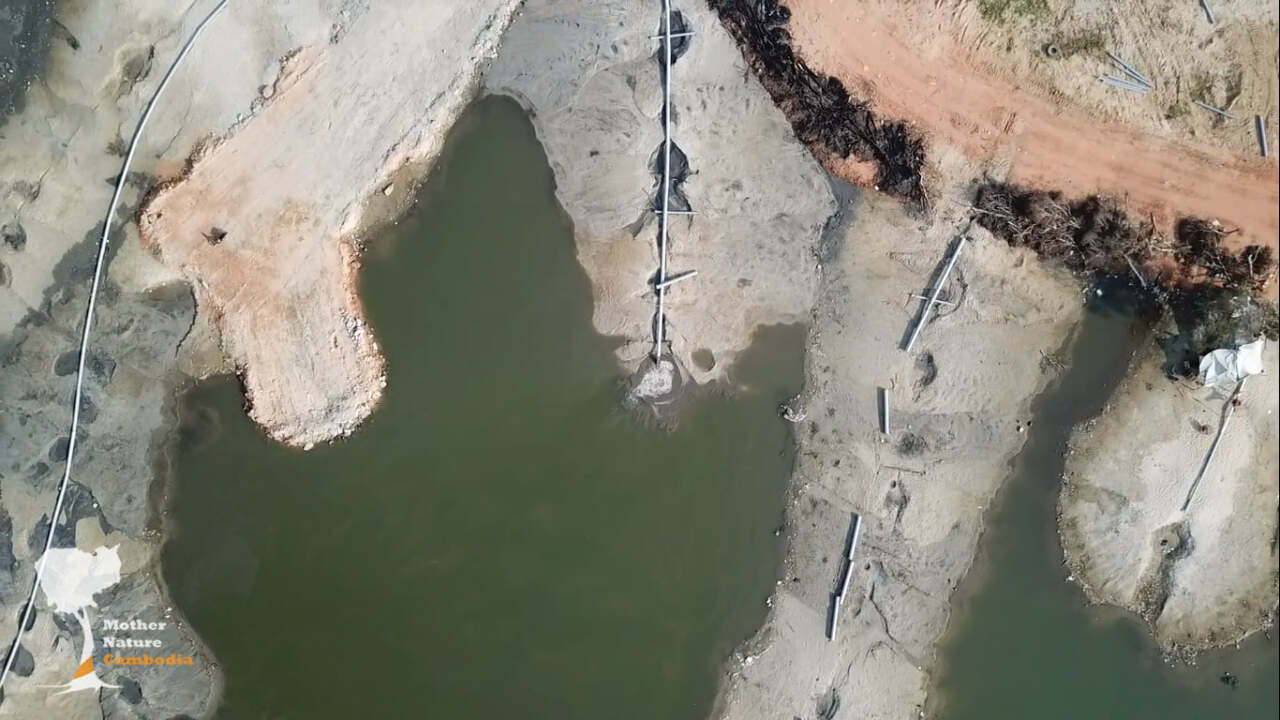 Cinq militants écologistes cambodgiens ont été condamnés mercredi dernier a de lourdes peines de prison suite à leurs actions visant à empêcher l'assèchement du lac Boeung Tamok (Image : Photo issue de la page Facebook Mother Nature Cambodia)