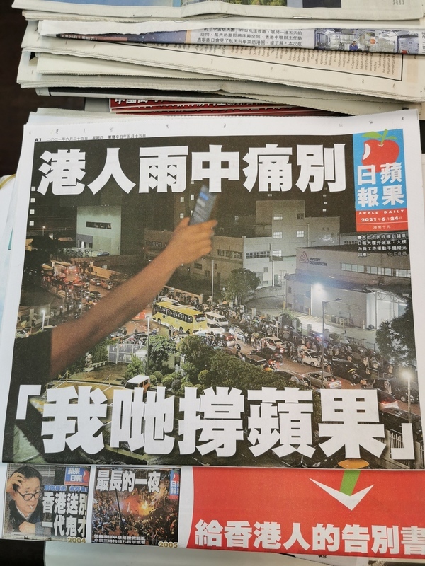 Les Hongkongais font leurs adieux déchirants sous la pluie