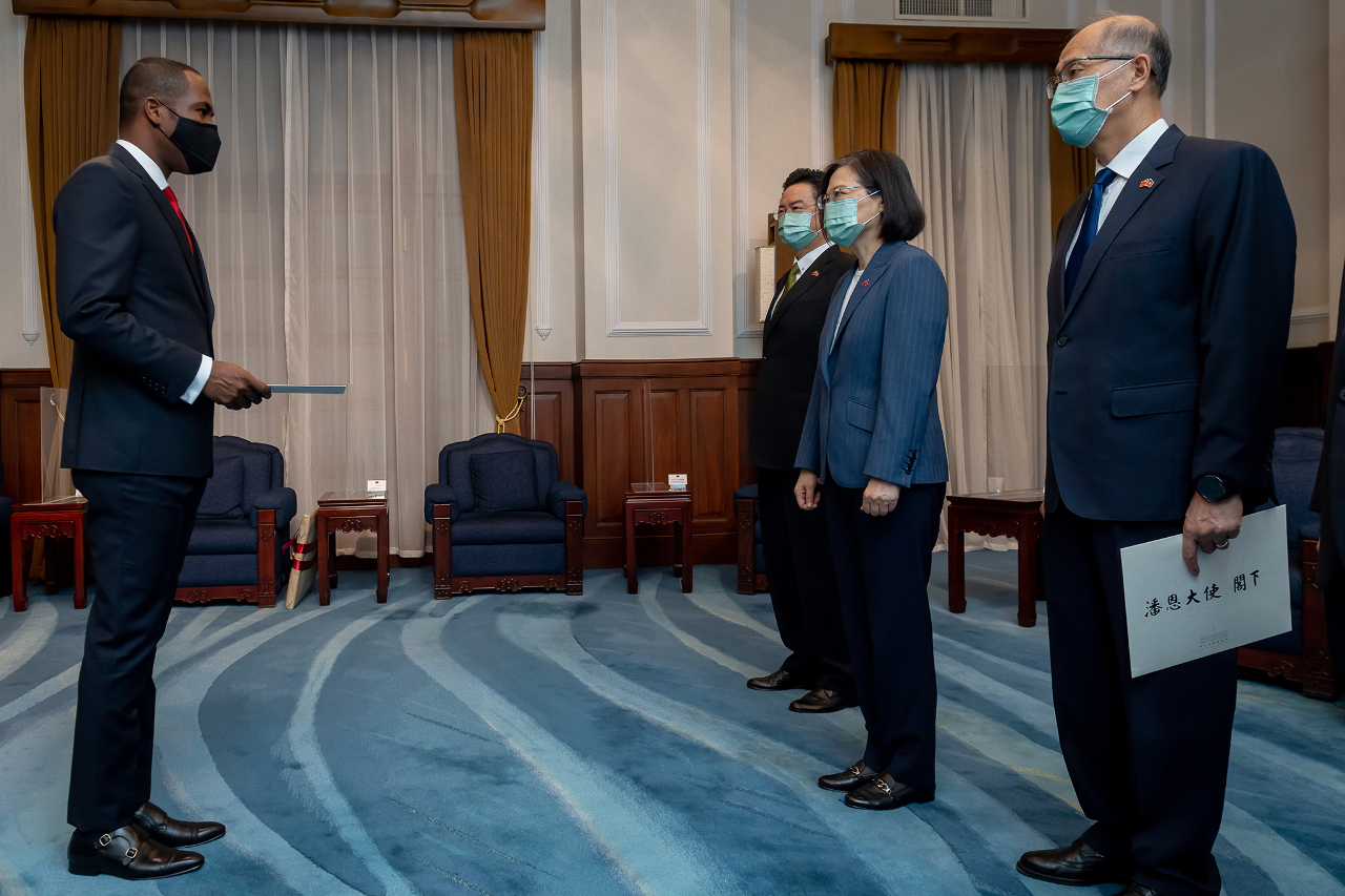 L'ambassadeur d'Haïti présente ses  lettres de créances à la présidente