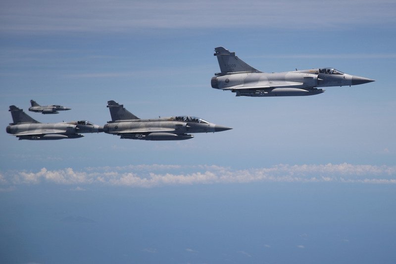 Quatre avions Mirage accueillent les athlètes taïwanais de retour de Tokyo