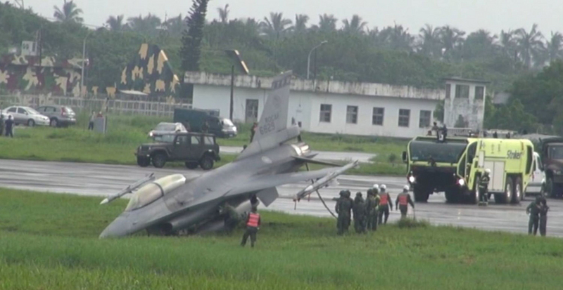 Sortie de piste d’un F-16 à Pingtung