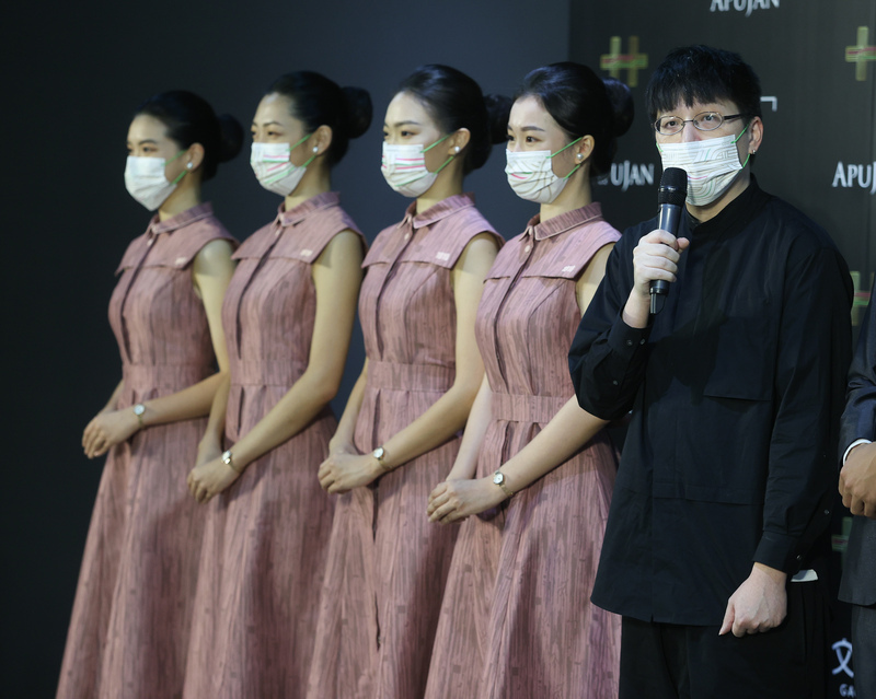 Double dix : le créateur taiwanais APUJAN réalise les tenues des hôtes et hôtesses