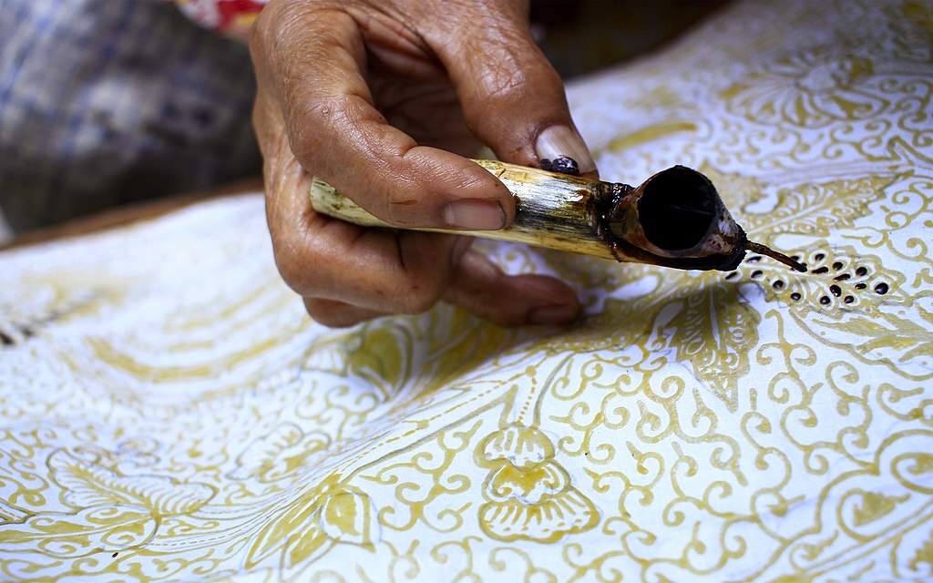 Le procédé « nembok » utilisé dans la confection du batik indonésien (Image : Ardyansa Nugraha, CC BY-SA 4.0 , via Wikimedia Commons)