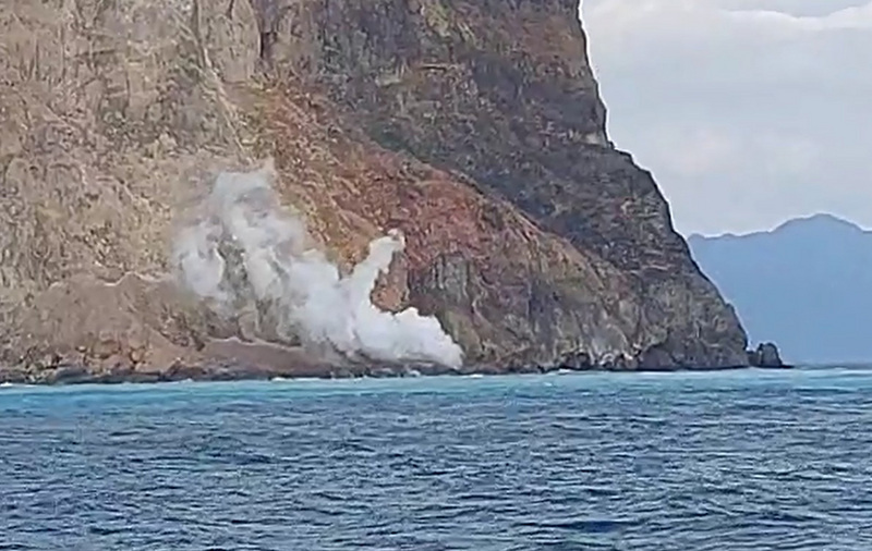 Des éruptions sulfureuses surviennent à l’île de la tortue