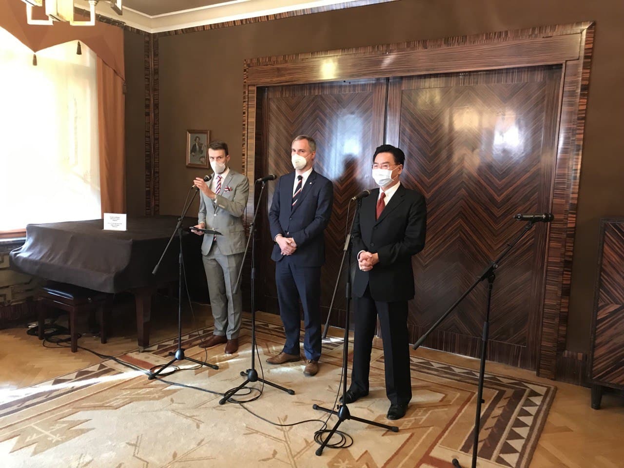 Le chef de la diplomatie Joseph Wu rencontre le maire de Prague