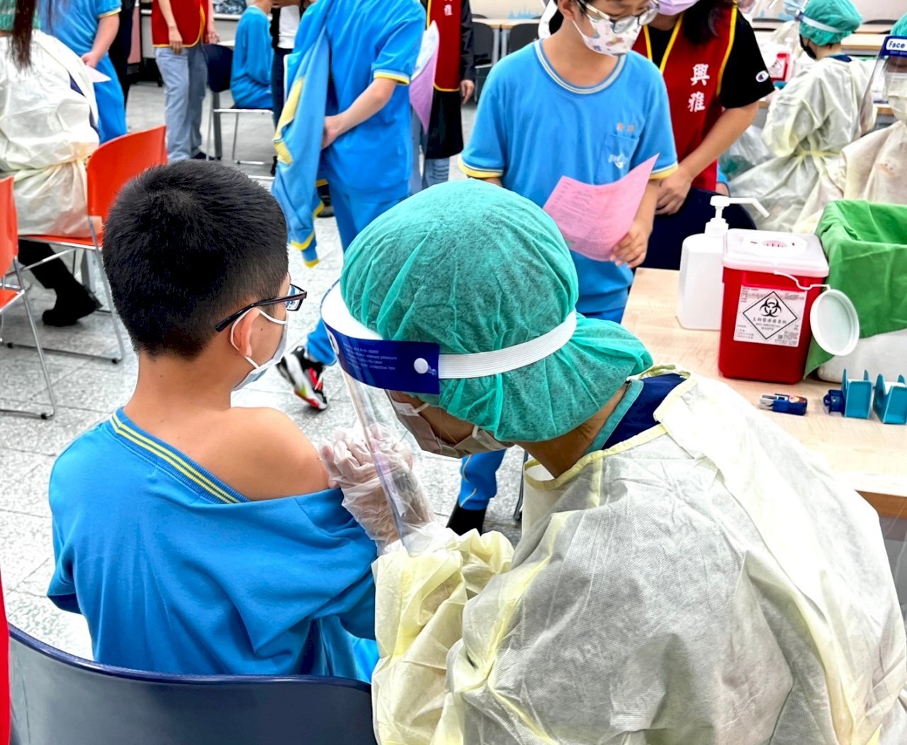 L’injection de la seconde dose de BioNTech suspendue pour les jeunes de 12 à 17 ans