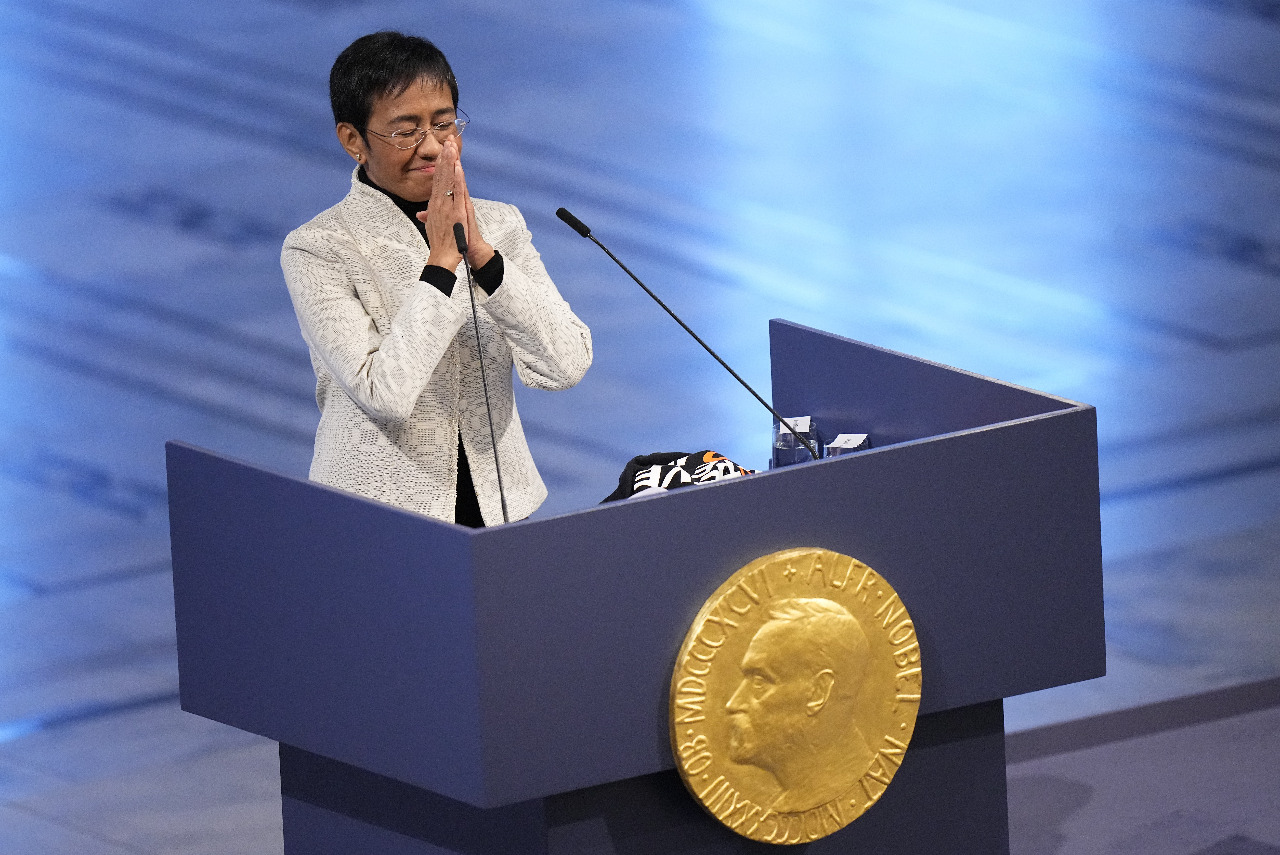 La journaliste philippine Maria Ressa reçoit le prix Nobel de la paix et rend hommage dans son discours aux journalistes assassinés et persécutés dans le cadre de leur travail (Image : AP)