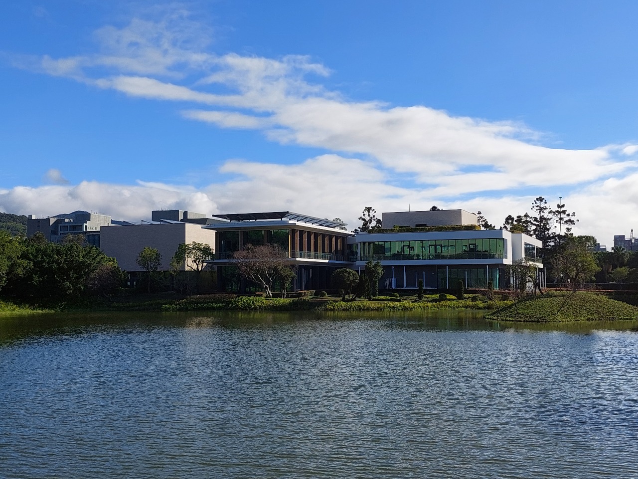 Vue sur la nouvelle bibliothèque Chiang Ching-kuo (Photo Clément Tricot)