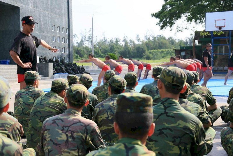 Selon un think tank, le nombre de Taïwanais prêts à se battre pour leur pays augmente