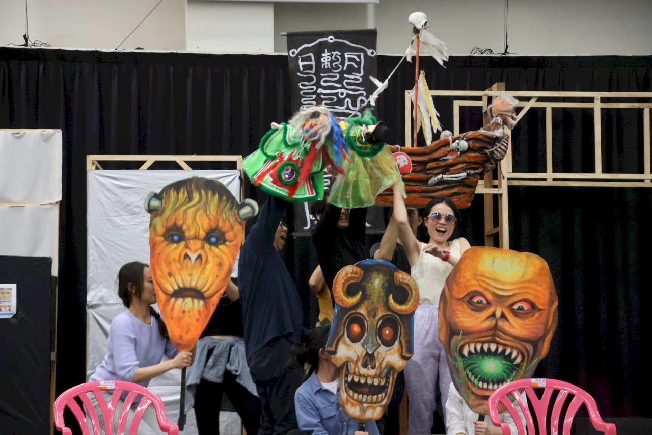 Our Theatre combine théâtre contemporain et marionnettes à gaines dans une pièce qui s’inspire du Décaméron : “Hangar de pêche à la crevette” (Image : Our Theatre / 阮劇團)