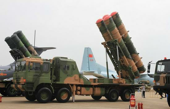 Six avions militaires de transport chinois Yun-20 ont été repérés sur un aéroport en Serbie (Image : Weibo)