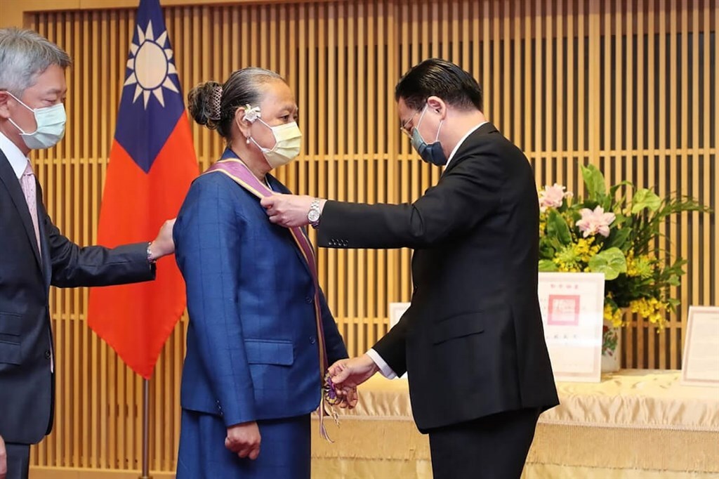 L’ambassadrice de Tuvalu sur le départ décorée d’une médaille par le ministre taïwanais des Affaires étrangères
