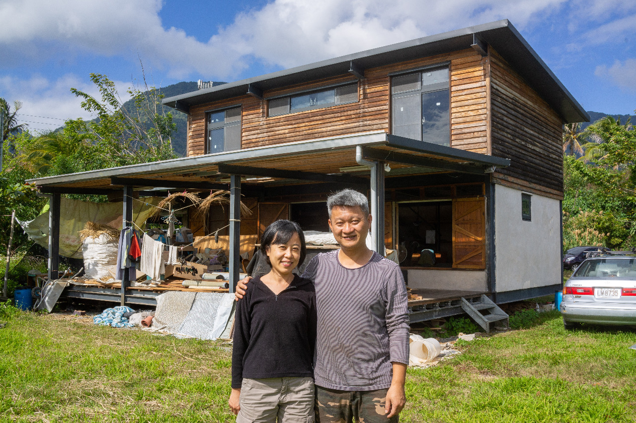 Il construit sa maison tout en travaillant !