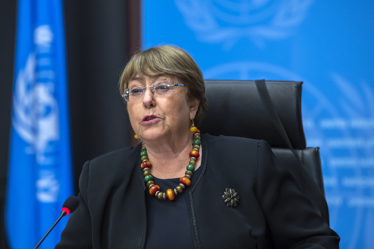 Gros plan sur le rapport d'évaluation sur les droits de l'homme au Xinjiang du Haut-commissariat aux droits de l'homme des Nations Unies