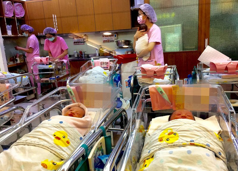Recul de l’âge moyen du premier mariage et de la première naissance à Taïwan