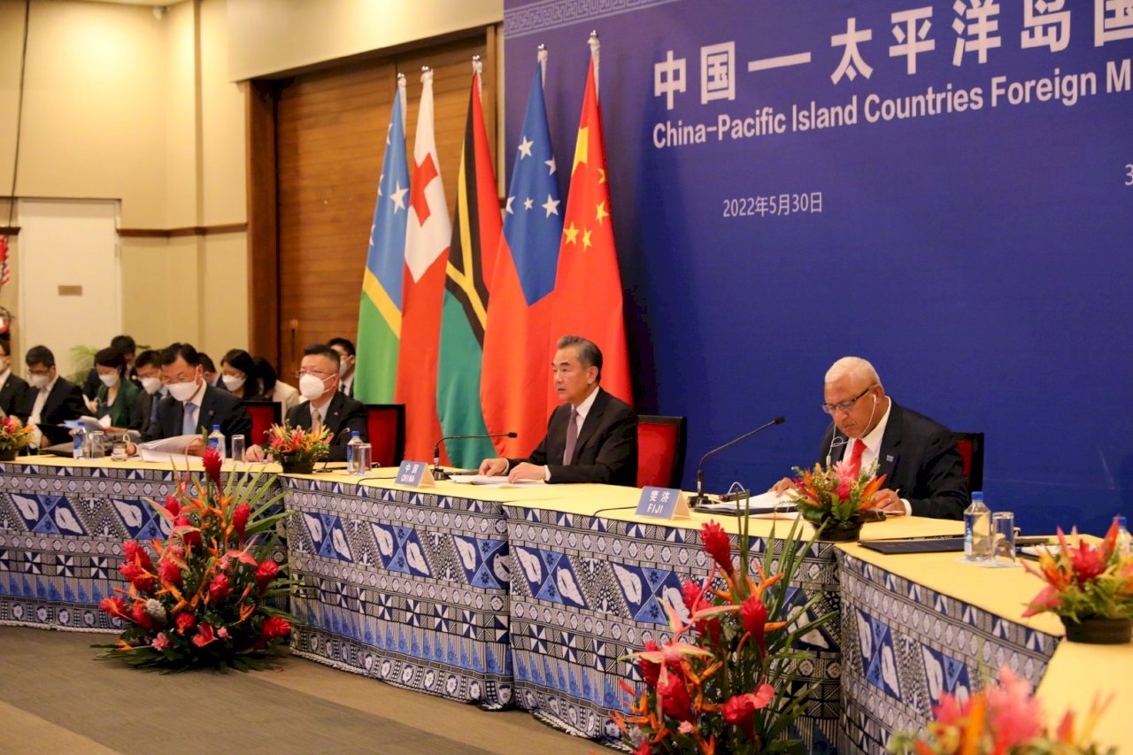 Rencontre interministérielle entre la Chine et 10 pays du Pacifique organisée aux îles Fidji. Sur la photo, le Premier ministre des îles Fidji Frank Bainimarama (droite) et le ministre chinois des Affaires étrangères Wang Yi (centre). (Image : Weibo / ministère chinois des Affaires étrangères)