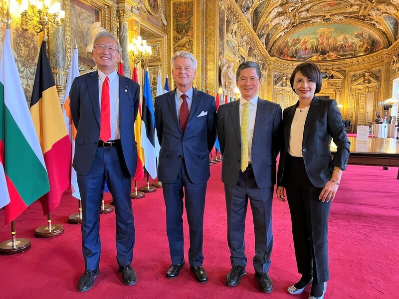 Le ministre de la Culture en visite en France a été reçu par le sénateur Alain Richard