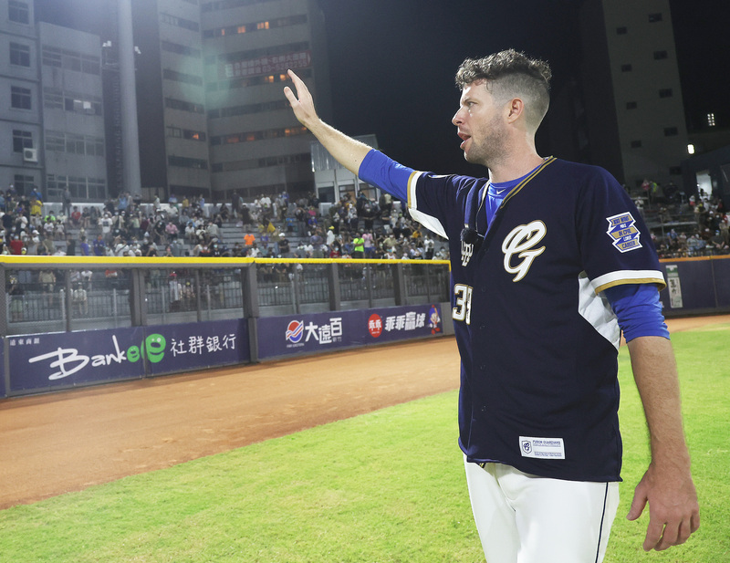 Le joueur Mike Loree (Fubon Guardians Taipei) salue les spectacteurs pendant le match d'inauguration du nouveau stade de Hsinchu du 22 juillet 2022 (photo CNA)