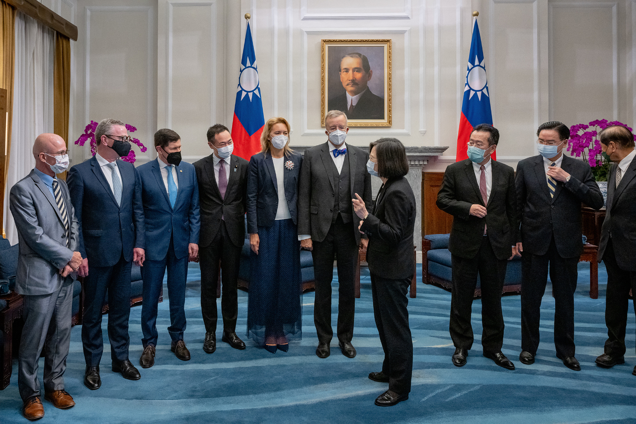 Tsai Ing-wen reçoit les intervenants du Forum de Ketagalan