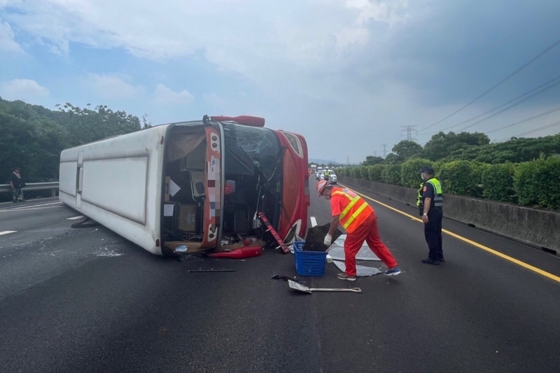 Un autocar se renverse en touchant à grande vitesse un camion sur l’autoroute 3 faisant 15 blessés