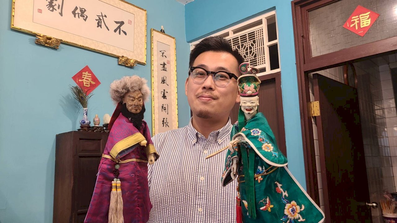 Kuo Chien Fu (郭建甫), un jeune marionnettiste dans la trentaine et qui dispose déjà de sa propre troupe depuis 10 ans, le Unique Puppet Theatre「不貳偶劇」（Image : RTI)