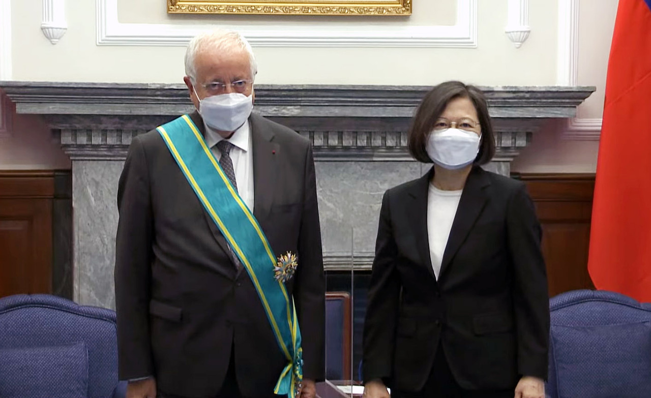 L’académicien de l’Institut de France Jean-Robert Pitte décoré par Tsai Ing-wen