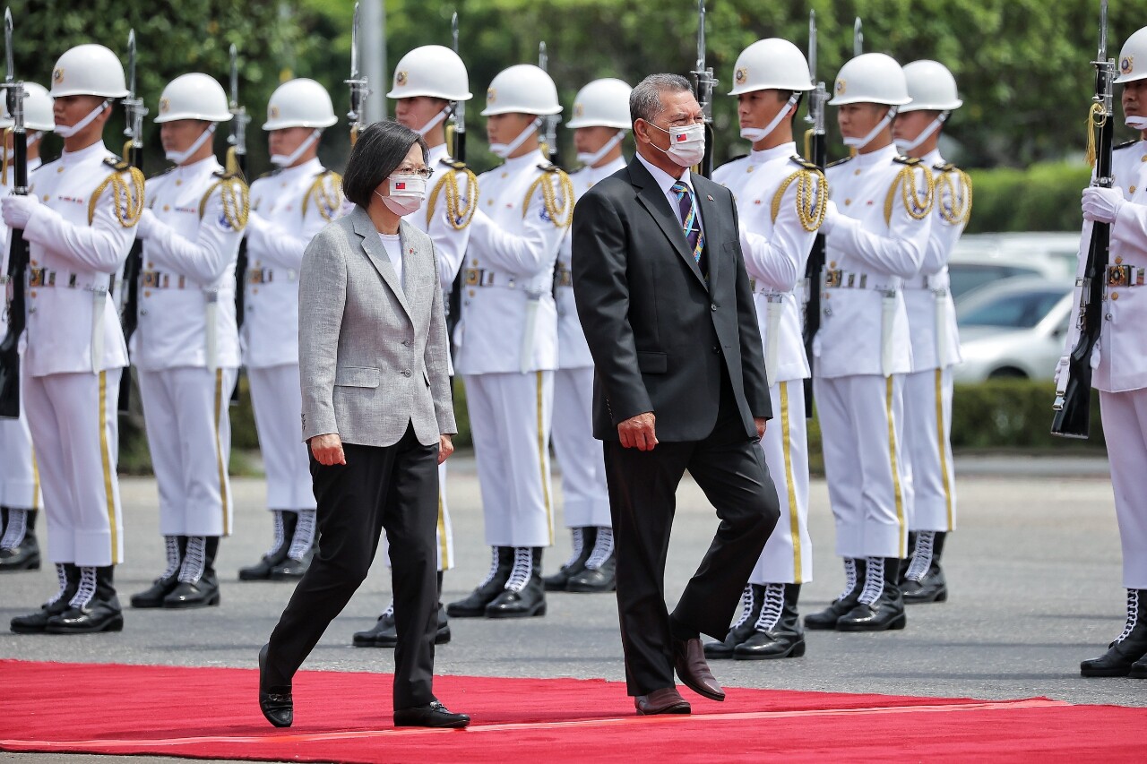 Le Premier ministre de Tuvalu reçu et récompensé par Tsai Ing-wen