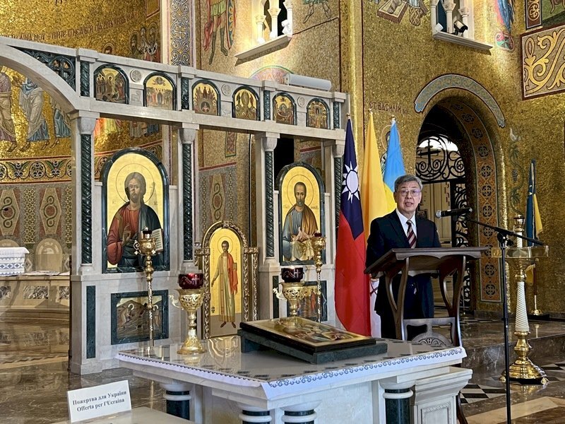 L’ancien vice-président Chen Chien-jen présente un don taïwanais au Vatican