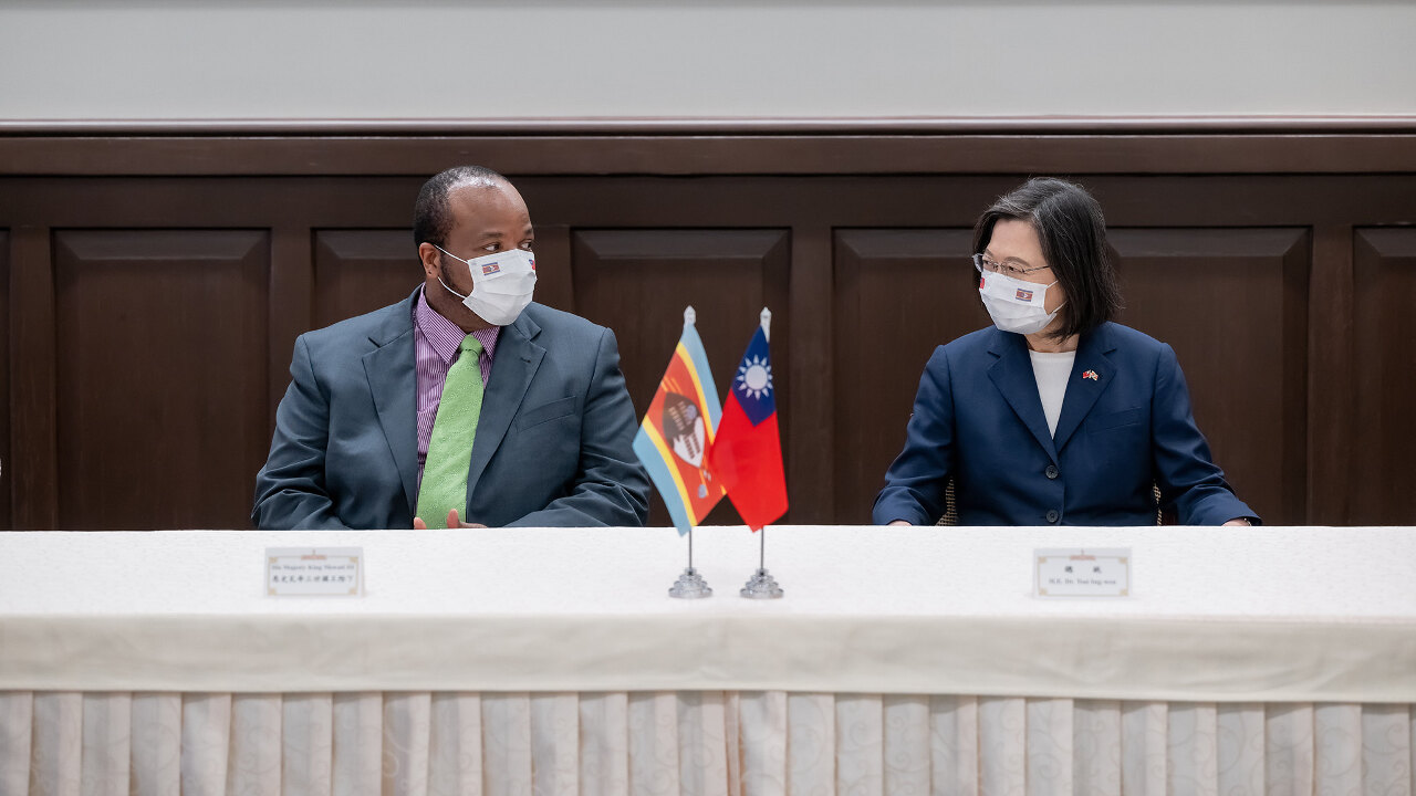 Le roi d'Eswatini Mswati III rencontre la présidente taïwanaise Tsai Ing-wen le lendemain de son arrivée à Taiwan pour une visite de 6 jours (Image : Bureau présidentiel)