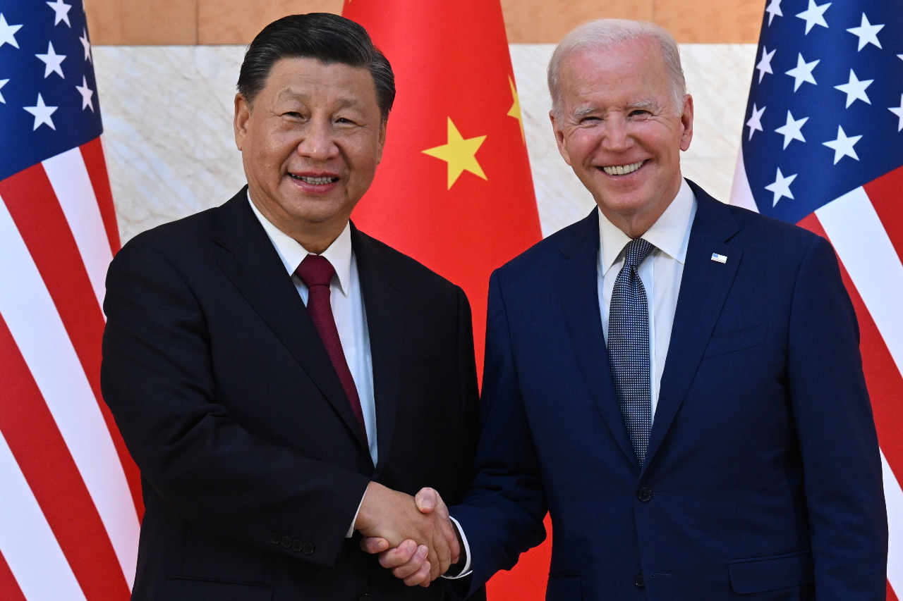 Joe Biden et Xi Jinping se serrent la main le sourire aux lèvres avant leur discussion pendant le sommet du G20 (photo AFP)