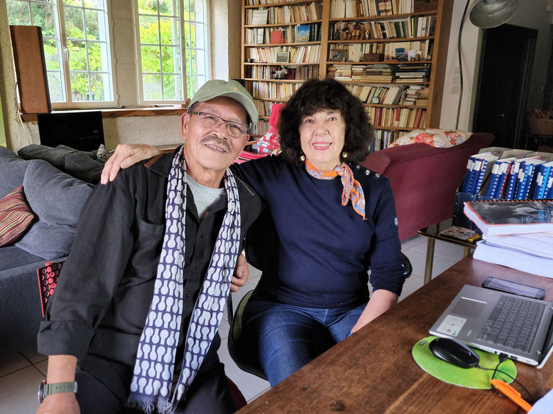 Véronique Arnaud en compagnie de l'écrivain Yami Syaman Rapongan (Photo CNA)