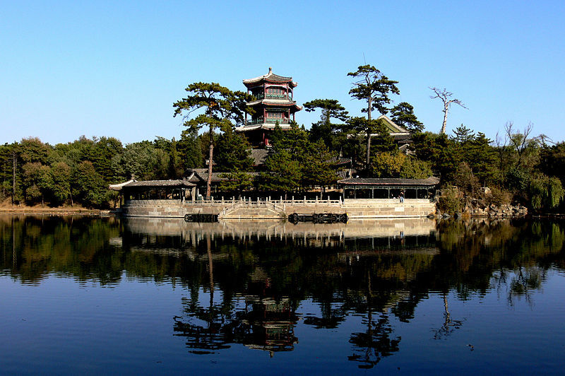 Vue actuelle de la résidence de montagne de Chengde en Chine (Image :Gisling, CC BY 3.0 <https://creativecommons.org/licenses/by/3.0>, via Wikimedia Commons)