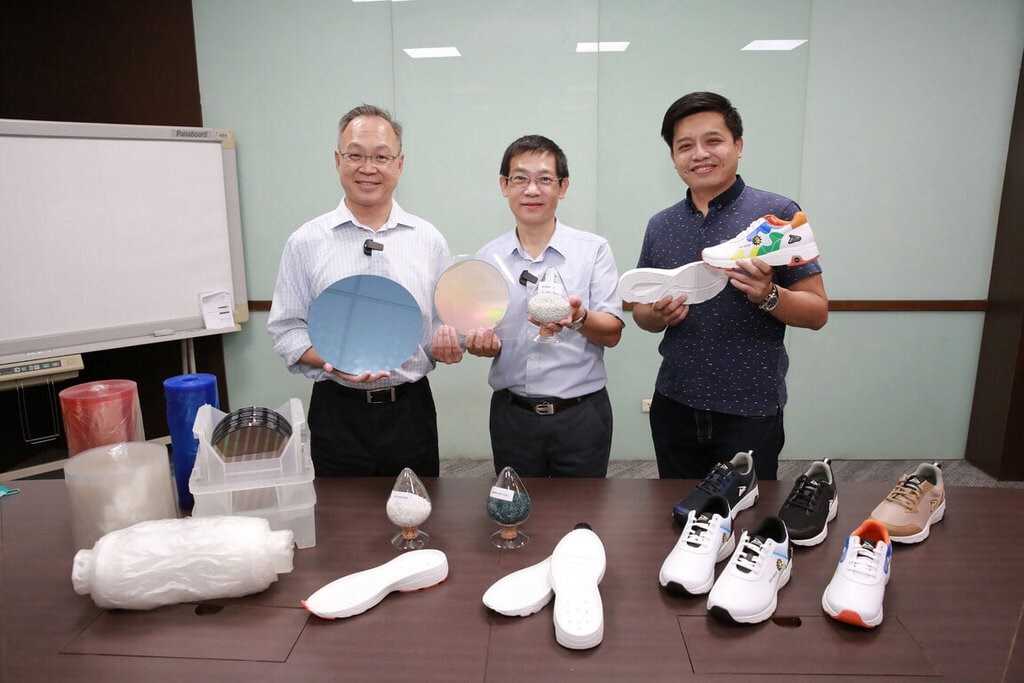 Les déchets des semi-conducteurs transformés en chaussures
