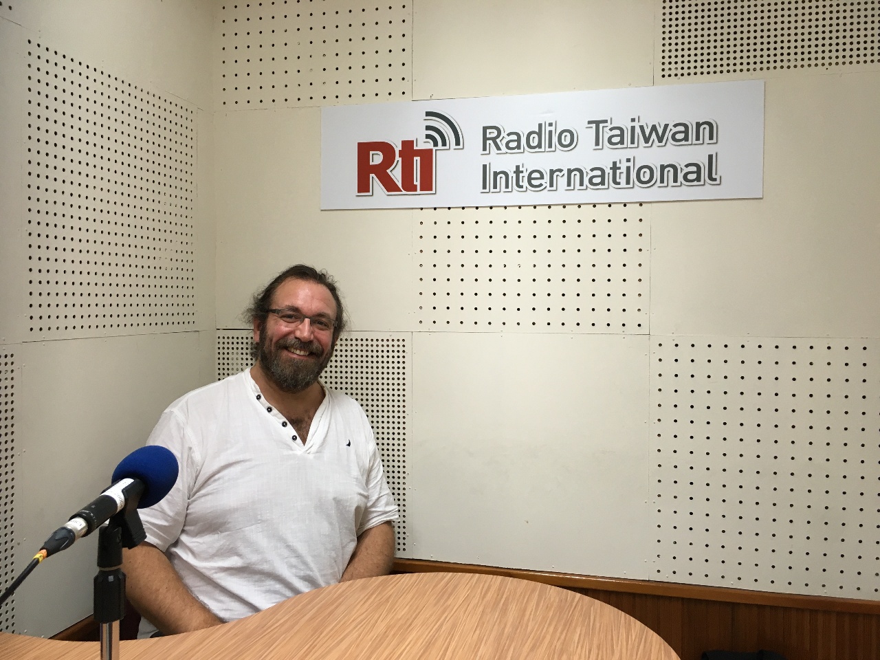 Yoann Goudin, didacticien et anthropologue, docteur en sciences du langage rattaché au LIDILEM de l’université Grenoble Alpes et au GSRL (CNRS-EPHE) actuellement hébergé au Research Center for Asia-Pacific Languages and Cultures de l’université Nationale de Kaohsiung