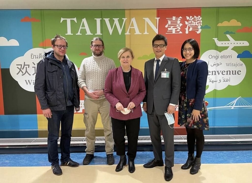 L'ex-ministre des Affaires étrangères polonaise arrive à Taïwan pour une visite de quatre jours