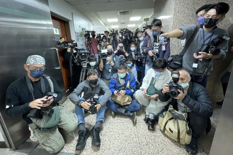 Des procureurs font une descente dans le bureau de la future maire de Hsinchu Kao Hung-an peu après son élection