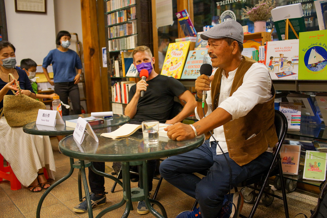 L'écrivain Syaman Rapongan a donné une contérence à la librairie Le Pigeonnier à Taipei en septembre 2022 à l'occasion de la sortie de son livre 