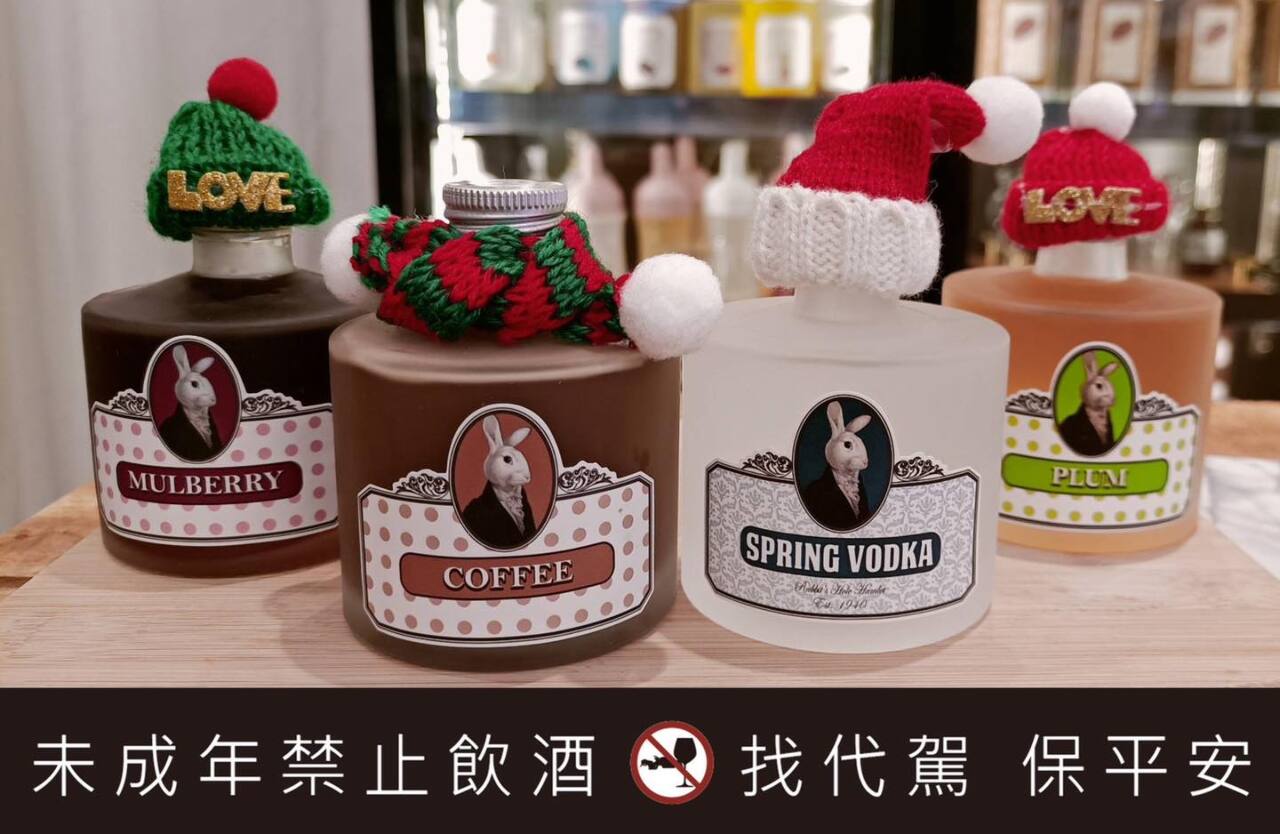 Les versions aromatisées de la vodka taiwanaise Spring Vodka habillées aux couleurs de noël par Young Cheers (photo facebook Spring Vodka)