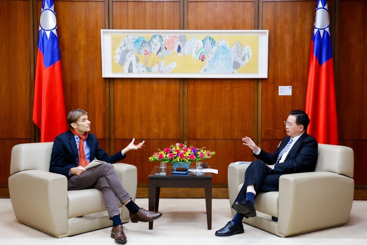 Le chef de la diplomatie évoque la menace chinoise dans un entretien avec Le Figaro