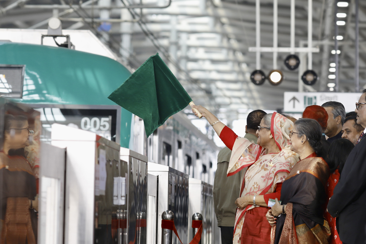 La Première ministre Sheik Hasina inaugure la première ligne de métro de Dhaka, le 23 décembre 2022 (Image : AFP)