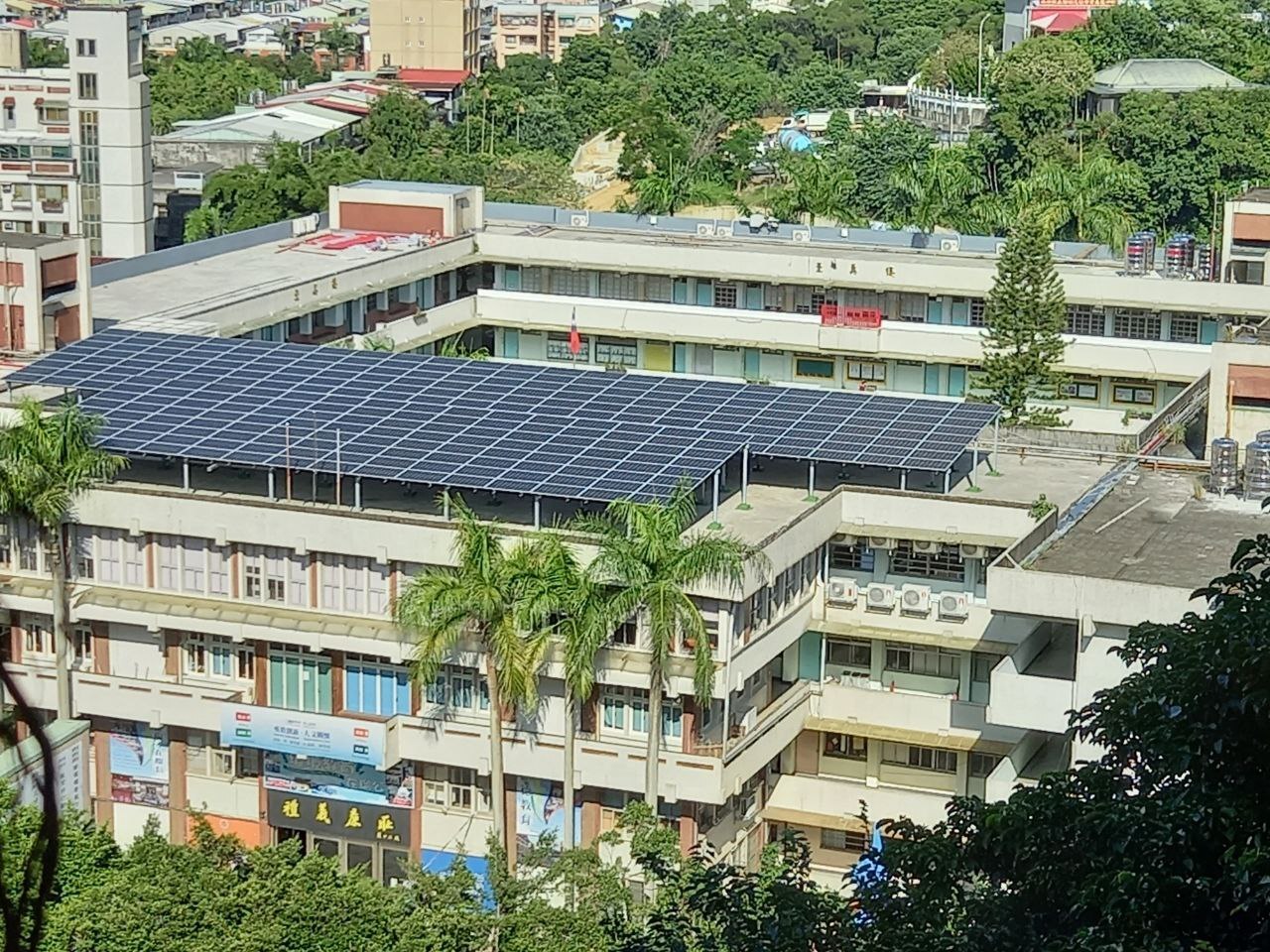 Panneaux solaires sur le toit du collège Liu Gong à Taipei