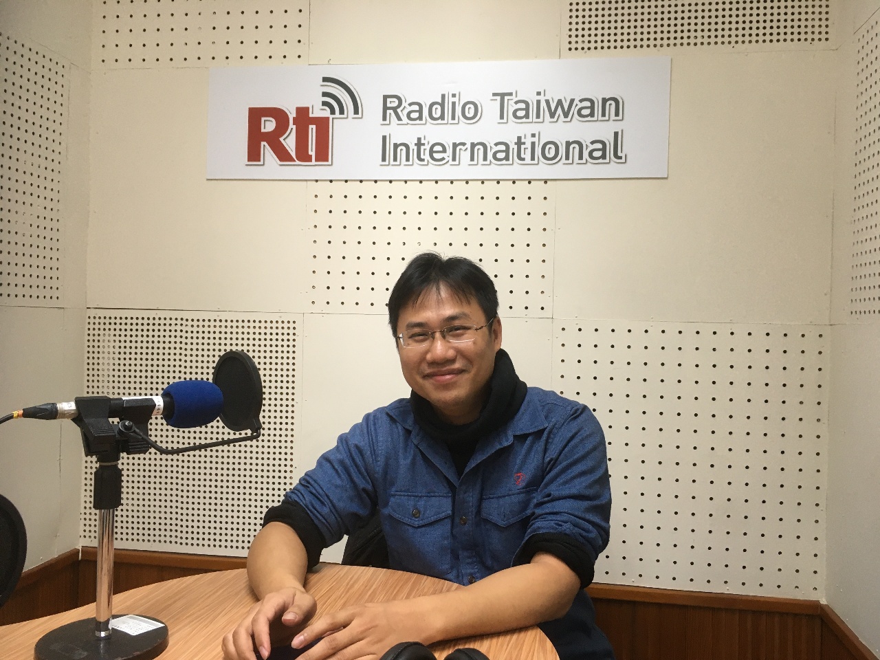 Hong Sheng-bang (洪昇邦), chargé de plaidoyer auprès des parlementaires de Greenpeace Taïwan, dans le studio de RTI