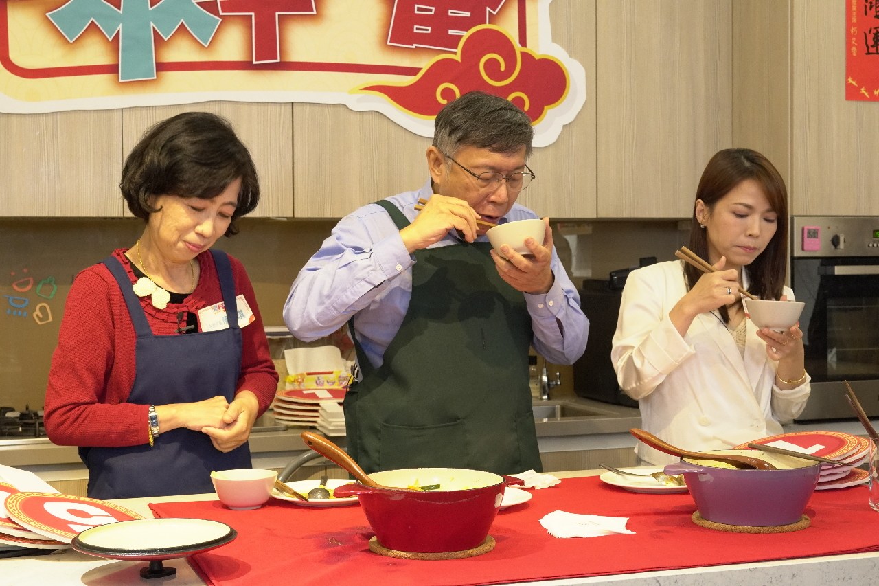 Ko Wen-je prépare sa campagne présidentielle en cuisine