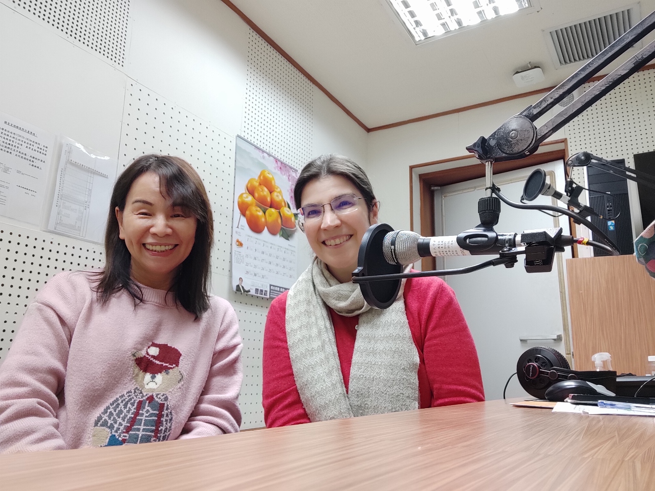 La coordinatrice des programmes en Hakka de RTI, Huang Yu-mei (黃玉美) au micro de Sasa